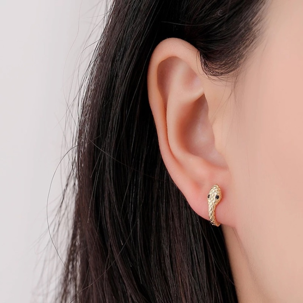 💫 14K Gold Pleated Snake Huggie Hoop Earrings - Picture 4 of 5